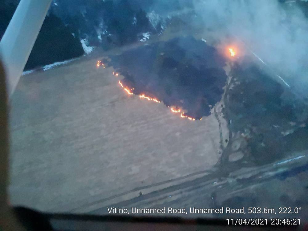 Фото: горящее поле в районе деревни Витино сфотографировали с воздуха