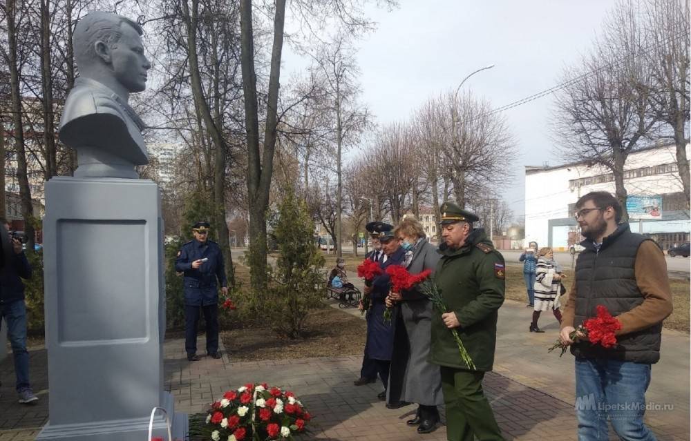 «Мы помним». Липчане принесли цветы Юрию Гагарину