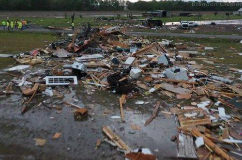 Мощное торнадо в США разрушило дома: есть жертвы