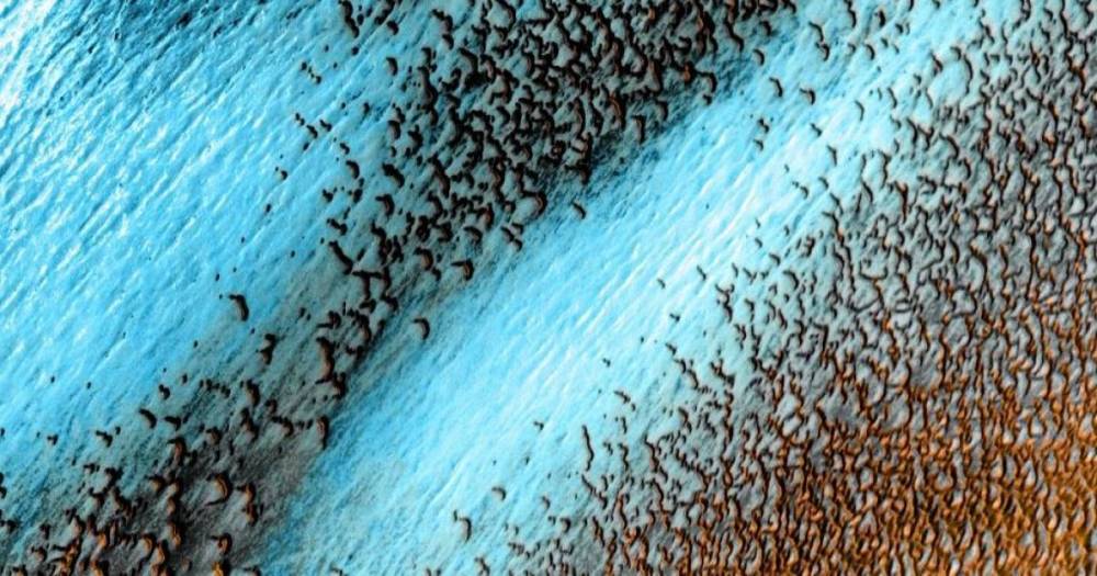 Голубые дюны на Красной планете: NASA опубликовало впечатляюще изображение поверхности Марса