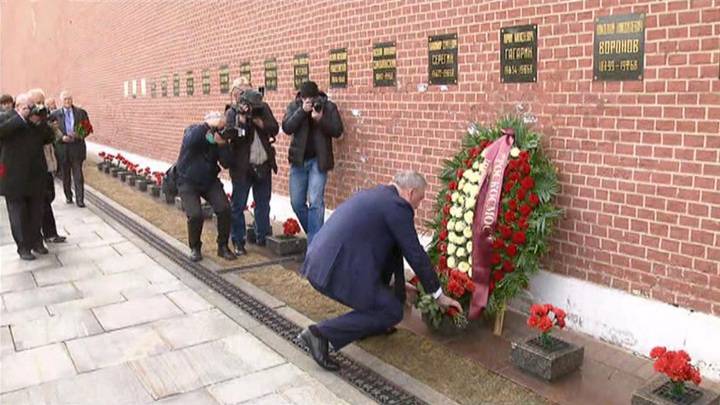 Новости на "России 24". Делегация Роскосмоса возложила цветы к могиле Юрия Гагарина у Кремлевской стены