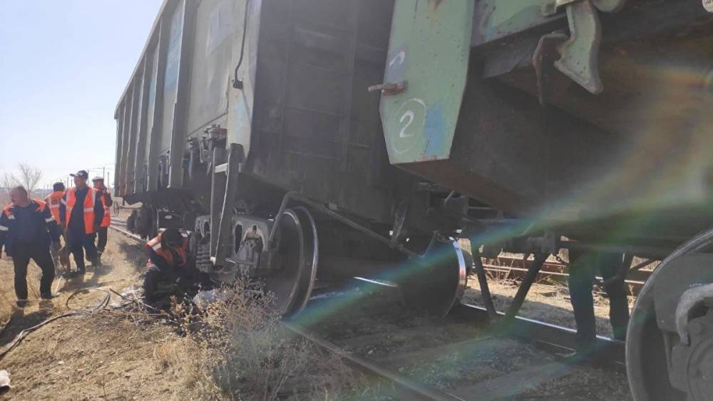 На железной дороге в Челябинской области с рельсов сошли два вагона