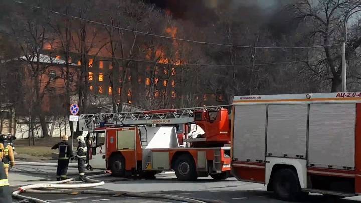 Площадь пожара на Невской мануфактуре увеличилась до 10 тысяч "квадратов"