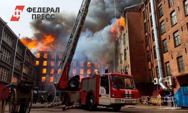 В горящем здании «Невской мануфактуры» в Петербурге обрушилась кровля