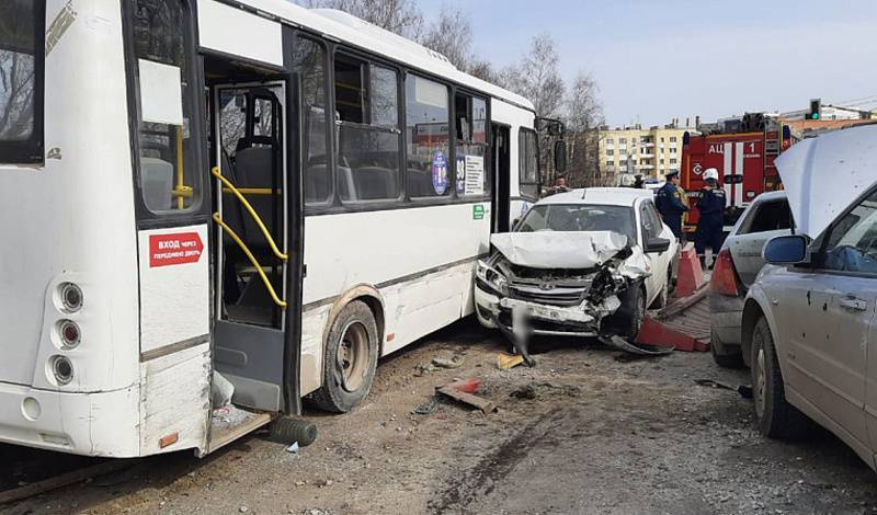 Пассажирский автобус в Рязани столкнулся с семью автомобилями