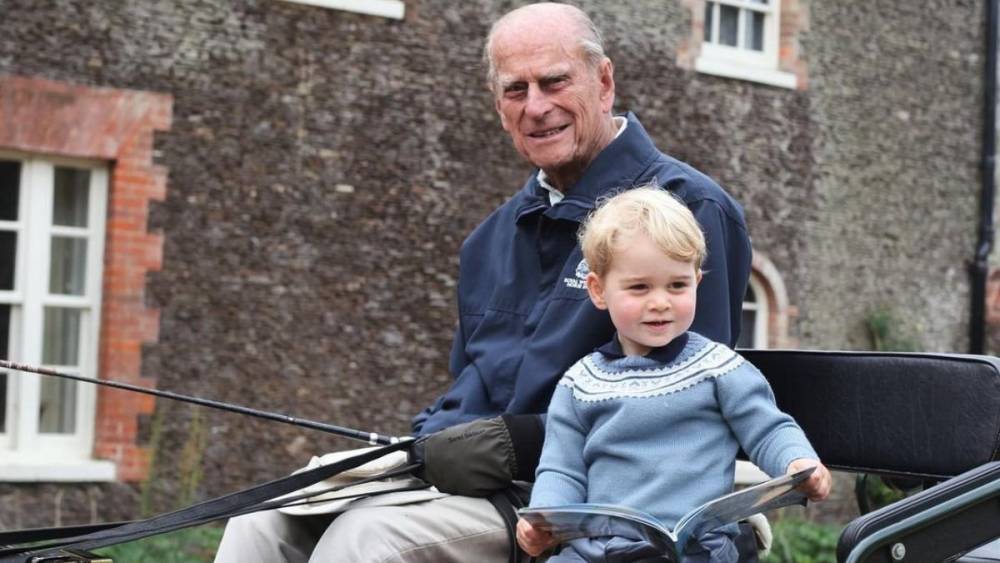 Принц Уильям отреагировал на смерть дедушки принца Филиппа: милое фото герцога с правнуком