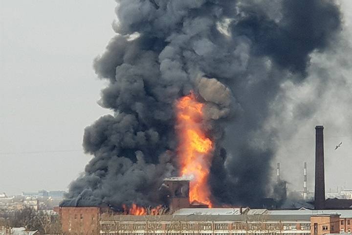 Кровля горящей фабрики в Петербурге обрушилась на площади 10 тысяч «квадратов»