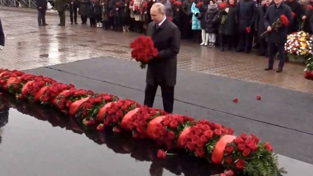 Президент РФ возложил цветы на месте приземления Гагарина в Энгельсе