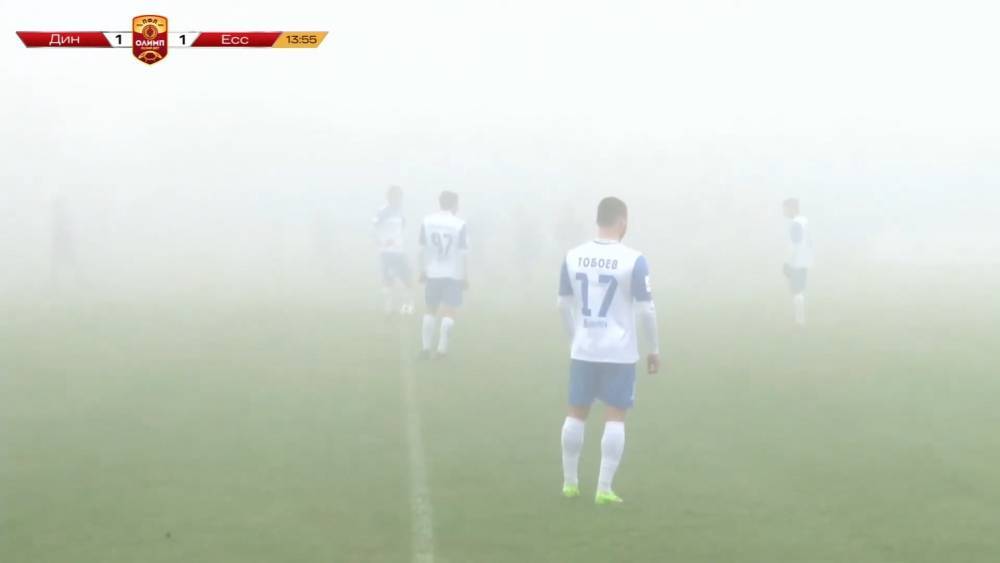 Туман накрыл футбольное поле во время матча в Ставрополе.