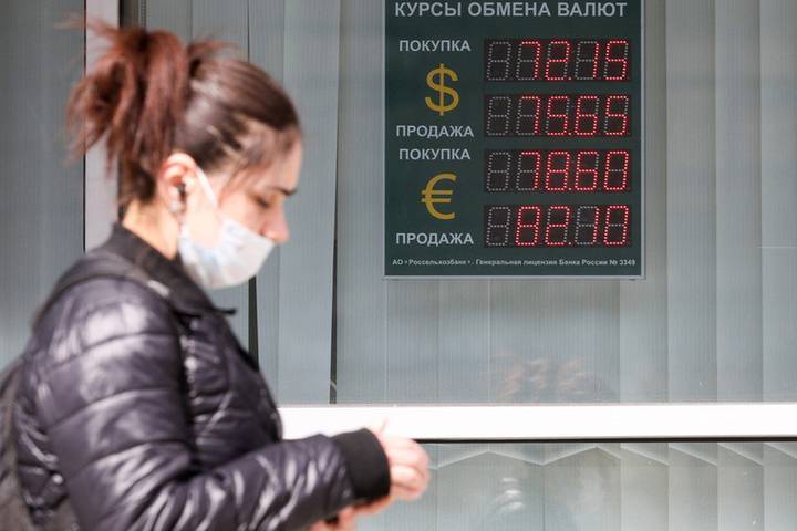 Рублю предсказали резкое падение в мае