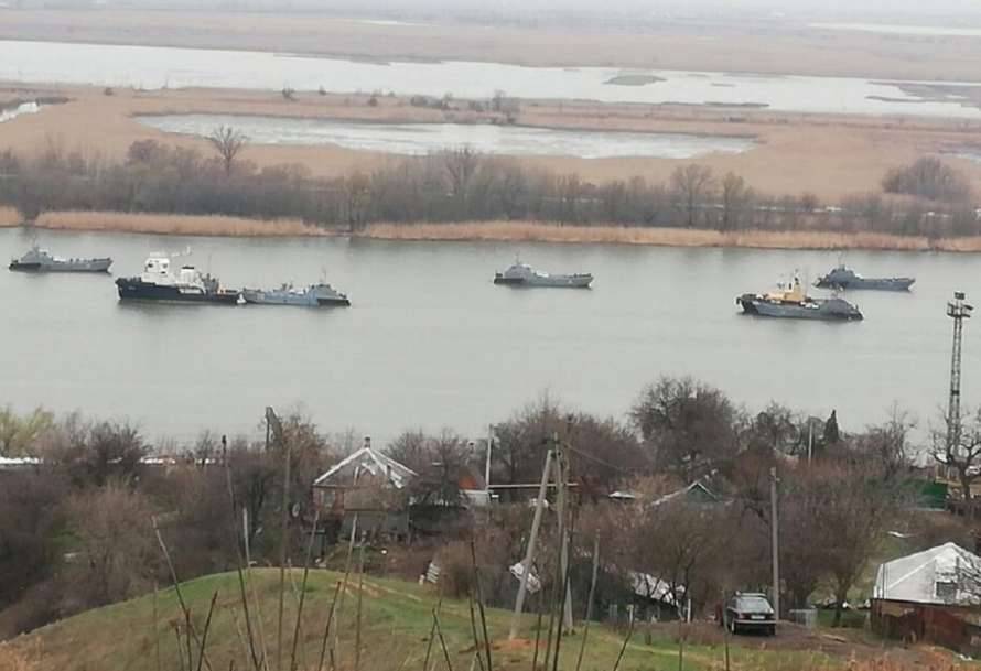 Очевидцы засняли проход российских военных кораблей к Черному морю (фото)