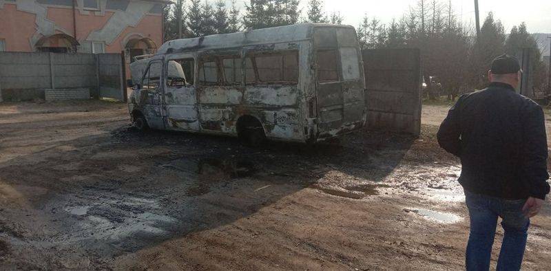 В селе Великие Глебовичи во Львовской области из-за поджога сухой травы сгорели три автобуса - фото, видео - ТЕЛЕГРАФ