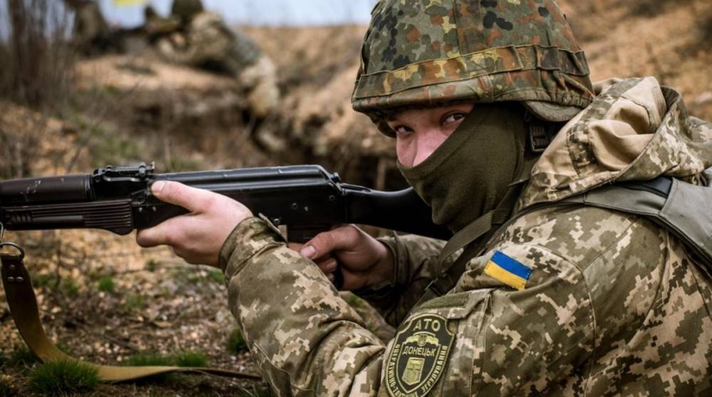 На Донбассе боевики утром сбросили гранаты на украинские позиции, есть раненые и убитые
