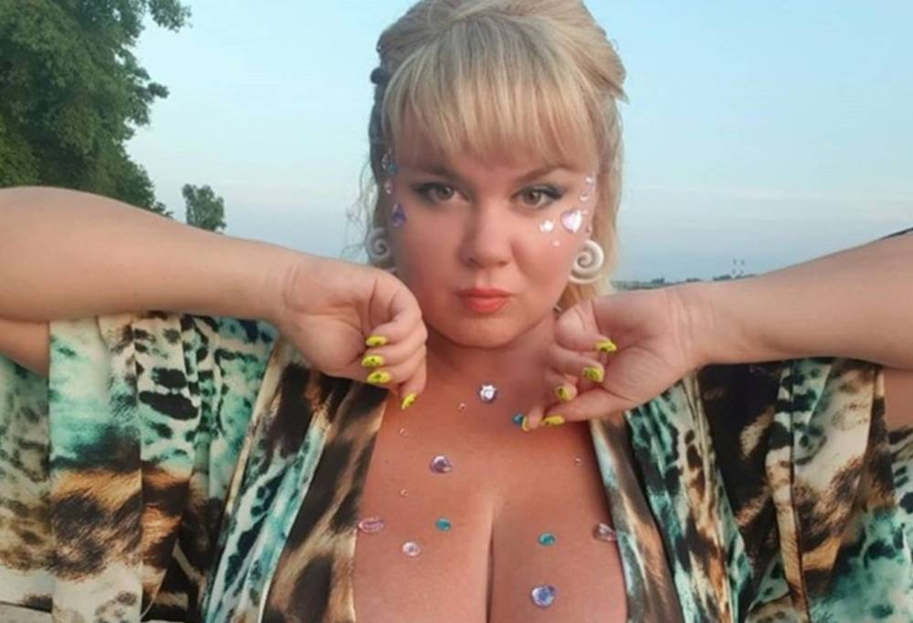 Украинка с 15-м размером похвасталась видом своих румяных "бомбочек" экстремально близко: "А у меня такая красота"