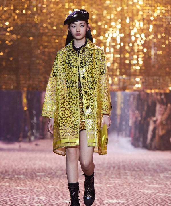 Пайетки, хищные принты и прозрачные ткани: как прошел показ Dior в Шанхае