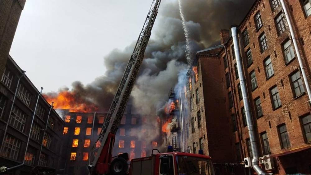 В Петербурге продолжают тушить пожар на Невской мануфактуре