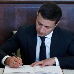 Зеленский подписал закон о коллекторах