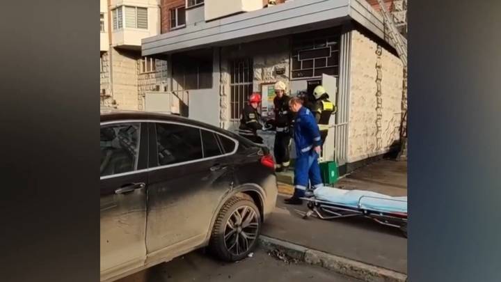 Москвичка выпала с 10-го этажа во время мытья окон