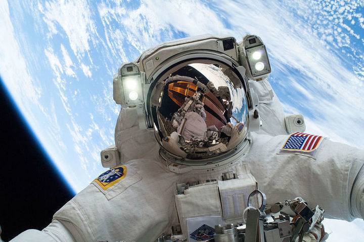Российский депутат сфотографировался в костюме NASA в День космонавтики