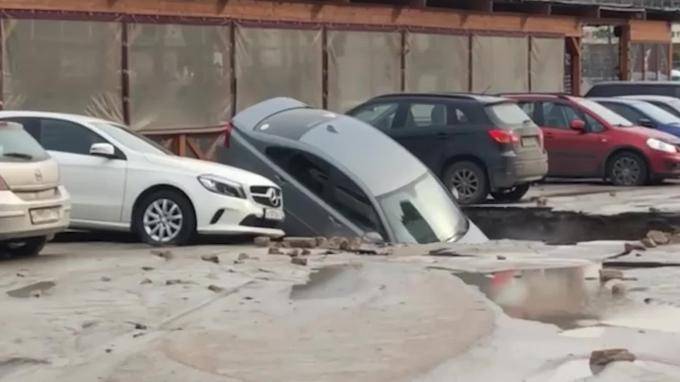 Парковка на Савушкина, на которой три машины провалились в яму, была незаконной