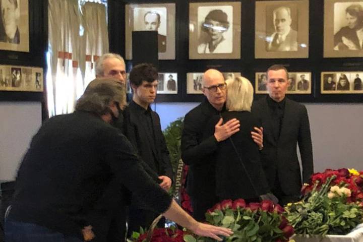 Игорь и Вадим Верники открыли церемонию прощания с отцом