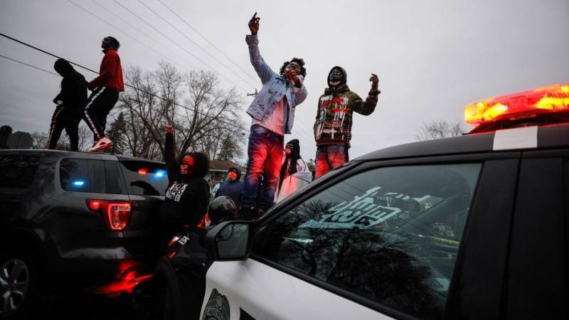 В Миннесоте продолжаются протесты в связи с гибелью афроамериканца в результате действий полиции