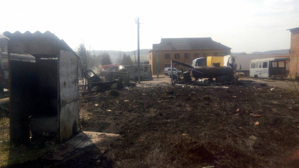 На Львовщине при сжигании сухостоя сгорели три автобуса