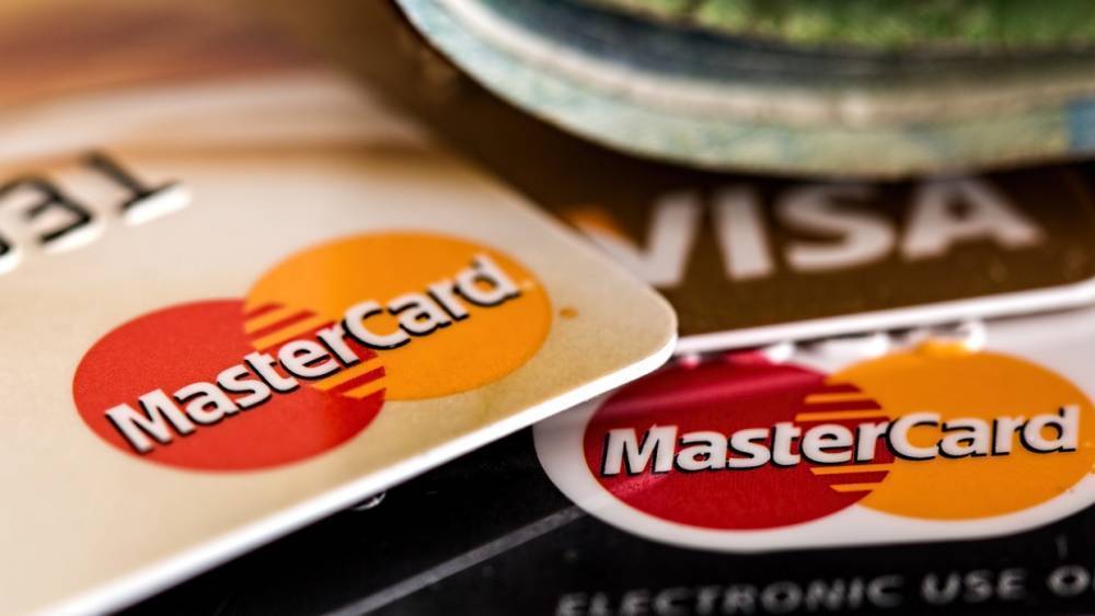 Дебетовая карта может принести клиенту не меньше проблем, чем кредитная
