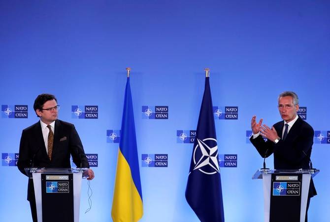 Генсек НАТО на встрече с Кулебой назвал "необъяснимой" переброску боеспособных военнослужащих РФ к границам Украины