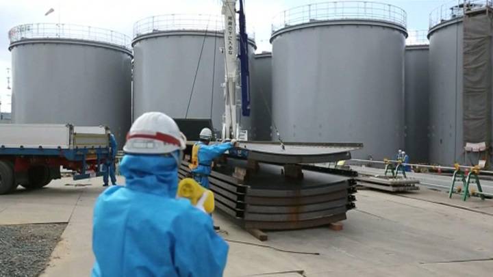 Новости на "России 24". Власти Японии разрешили слить в океан воду с аварийной станции "Фукусима-1"