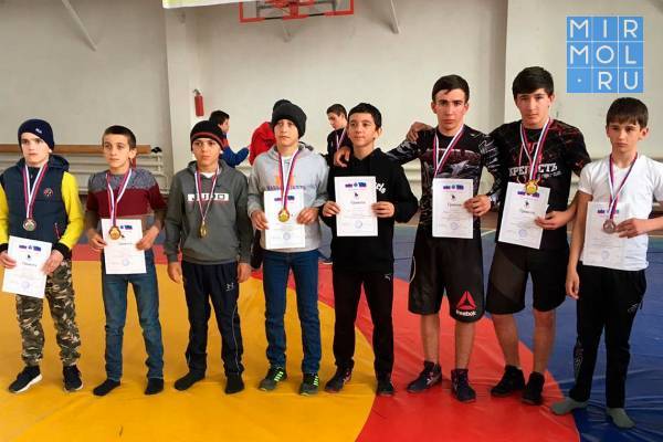 13 наград завоевали юные борцы Кайтагского района на турнире в Уркарахе