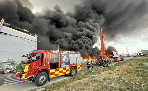 Пожар площадью 52 тыс. «квадратов» охватил 14 зданий в испанской Сесиньи (видео)