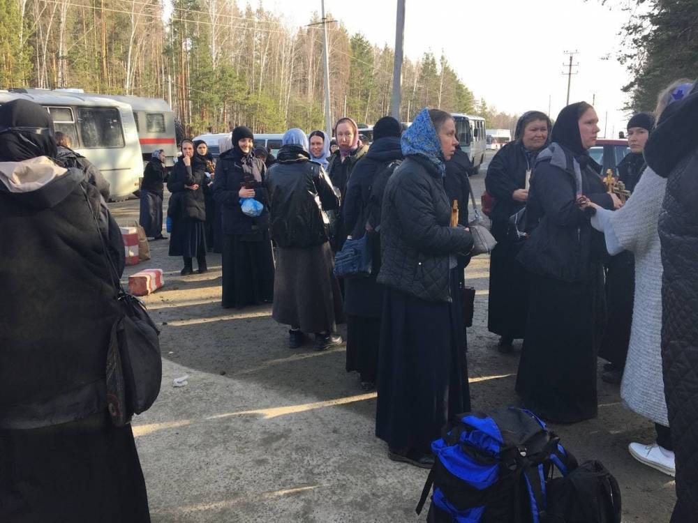 Монахини покидают Среднеуральский монастырь, представители епархии опечатывают помещения