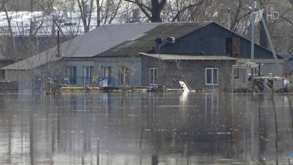 В Иркутской области пытаются предотвратить подтопление населенного пункта в результате разлива реки