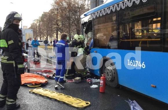 Стали известны подробности ДТП с автобусом, врезавшимся в столб в центре Москвы