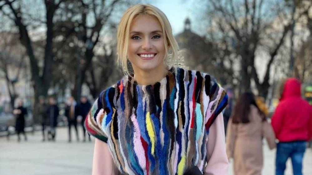 Ирина Федишин покорила весенним образом в изысканном пальто: фото