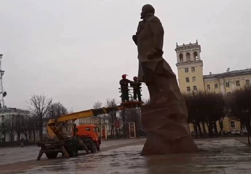 В Смоленске памятникам устроят водные процедуры