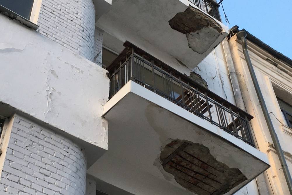 На проспекте Кирова частично обрушились два балкона
