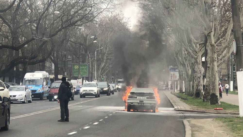 Возле Одесской ОГА загорелся автомобиль