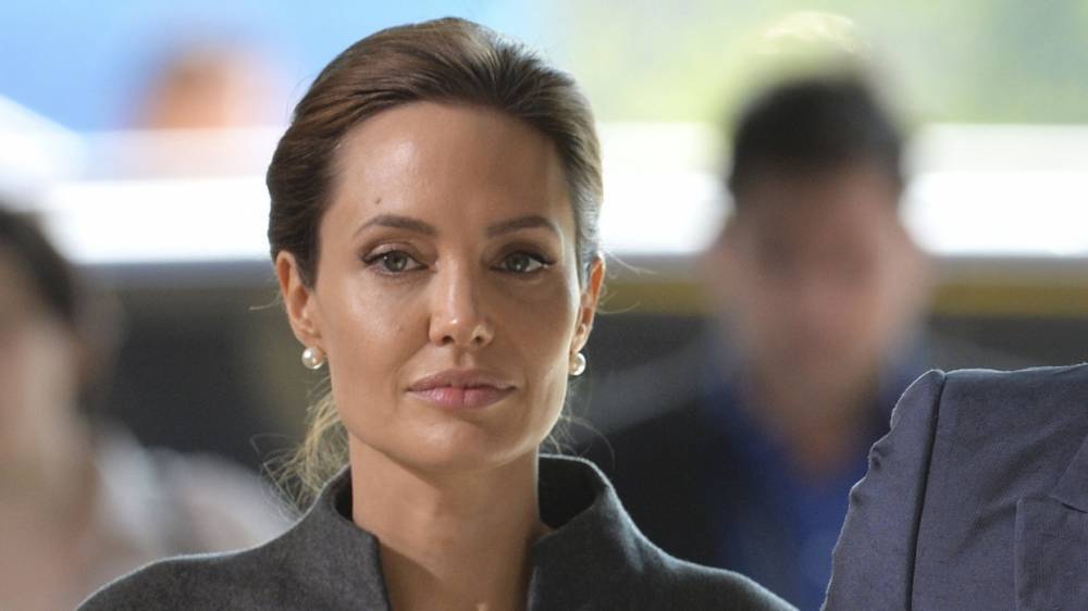 Перенесшая год назад операцию на бедре дочь Анджелины Джоли ходит на костылях