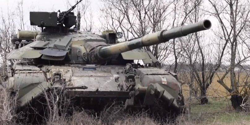 ВСУ провели учения с участием танков и артиллерии у админграницы с Крымом — видео