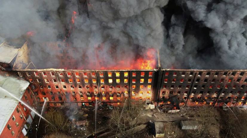 В МЧС рассказали о ходе тушения пожара на Невской мануфактуре