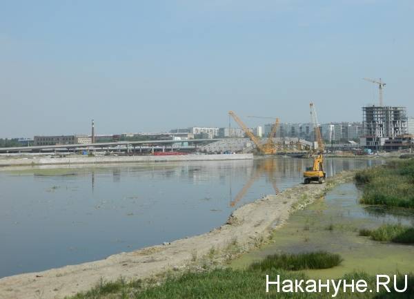 В Челябинске затопило стройплощадку набережной реки Миасс