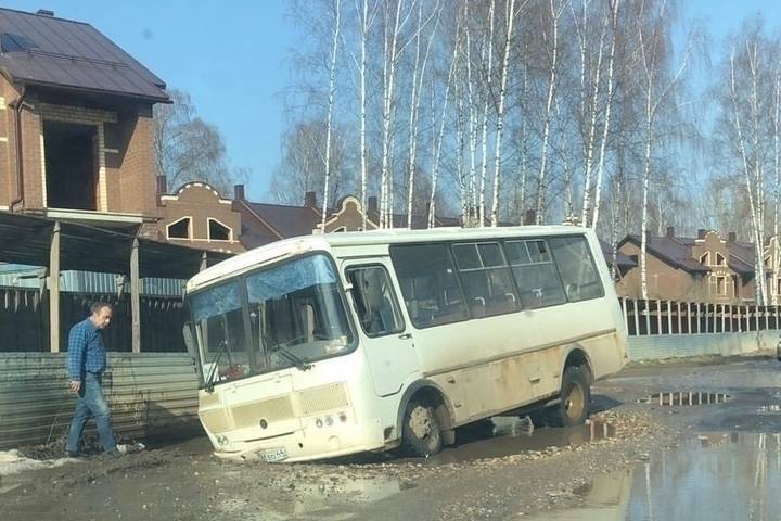 Весенние новости: в Костроме за один день две машины утонули в одной луже
