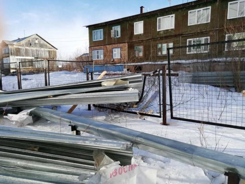 На Ямале ветром снесло крышу со здания спортзала. Синоптики предупредили о новом шторме
