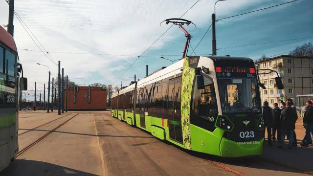 Трамвай "Чижик" обкатывает новый маршрут на Гранитной улице