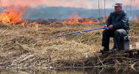 «Настоящий рыбак»: Сеть взорвало видео, как мужчина рыбачил во время пожара (ВИДЕО)
