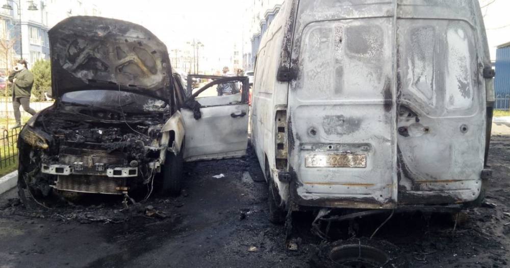В Киеве в масштабном пожаре сгорело 4 автомобиля