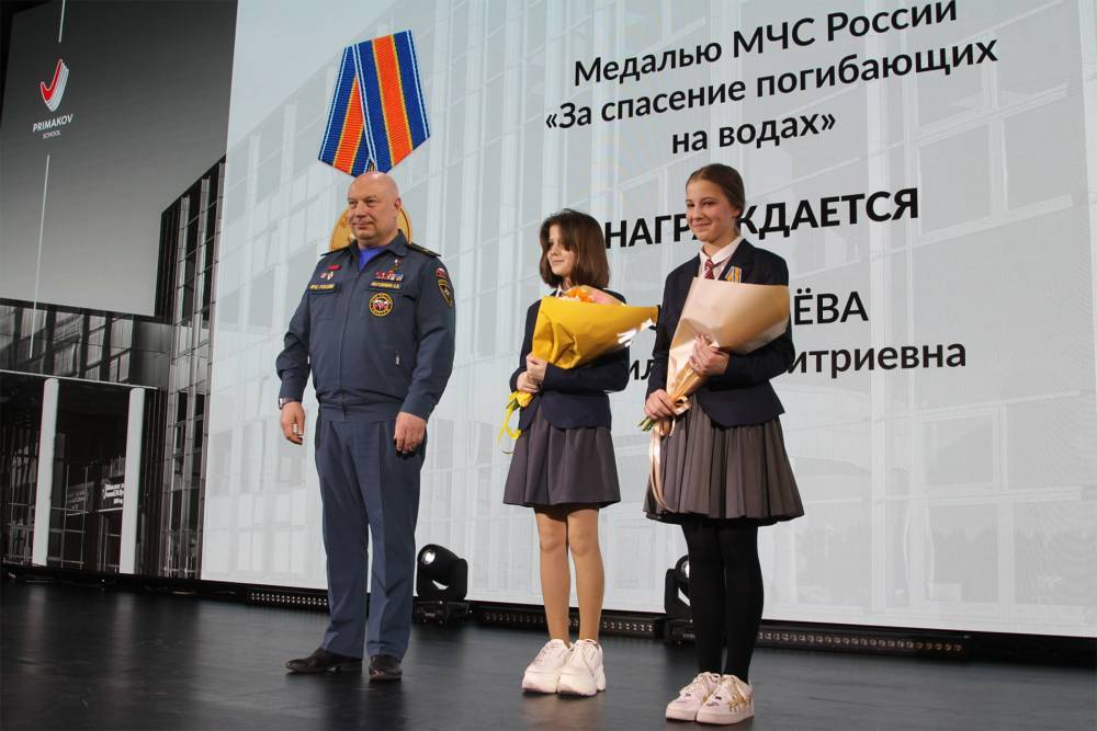 В Подмосковье наградили двух школьниц медалями МЧС за спасение трехлетнего малыша – Учительская газета