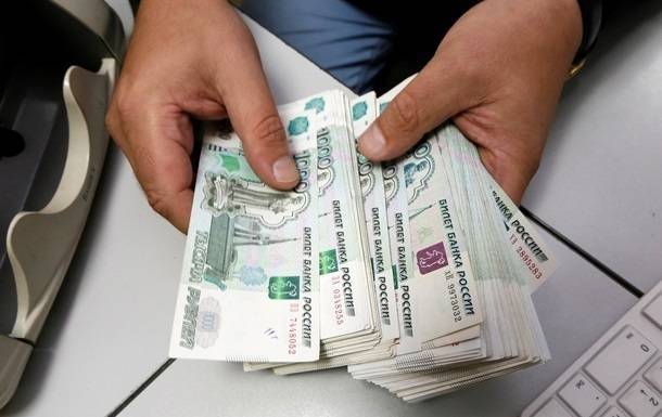Курс рубля падает на фоне информации о санкциях